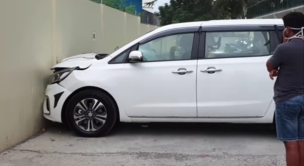 Apes, Mobil Baru Dibeli 5 Detik Tabrak Tembok hingga Ringsek