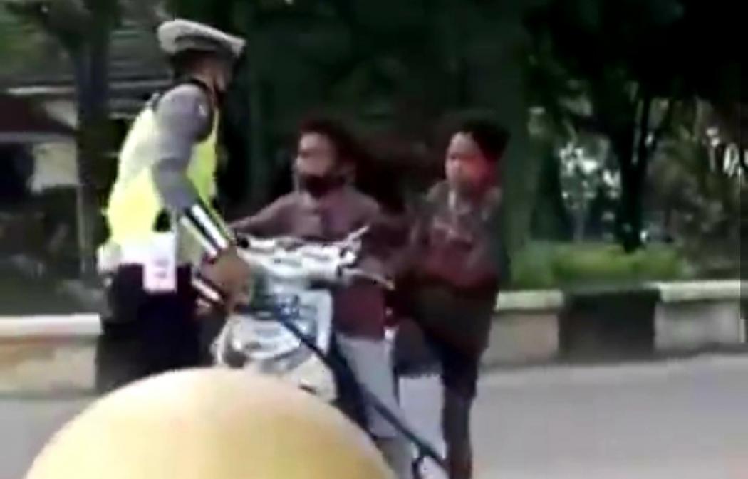 Tak Pakai Helm, Bocah Ini Ngamuk Banting Motor saat Ditilang Polisi