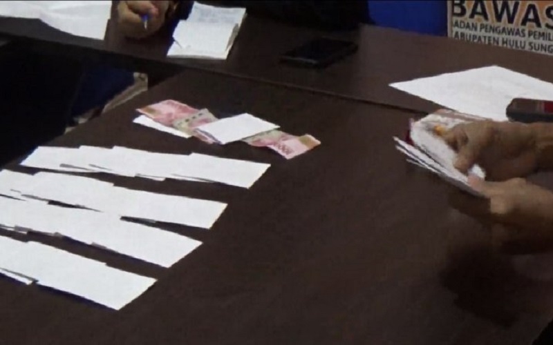 Video Warga Telang HST Amankan Oknum Bagi-Bagi Amplop Serangan Fajar