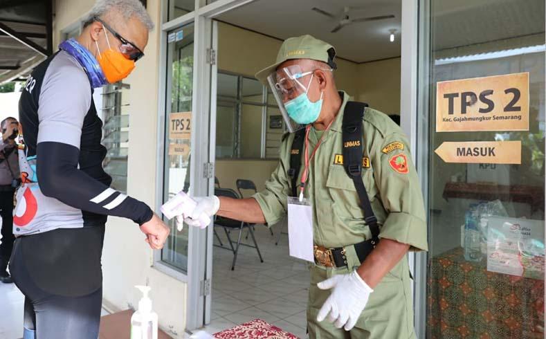 Datangi TPS, Ganjar Langsung Diadang Hansip dan Dicek Suhu Tubuh