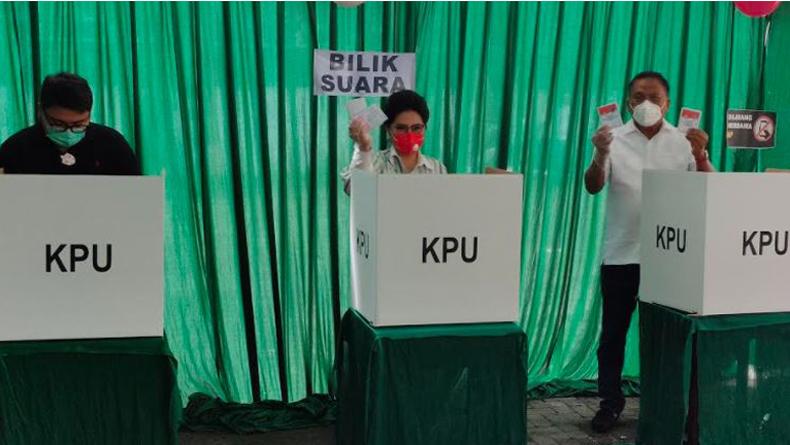 Olly Dondokambey Nyoblos Bersama Keluarga: Siapa Pun Menang, yang Kalah Harus Dukung