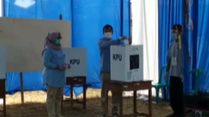 Coblos di TPS Dekat Rumah, Hipni Yakin Menangi Pilkada Lampung Selatan