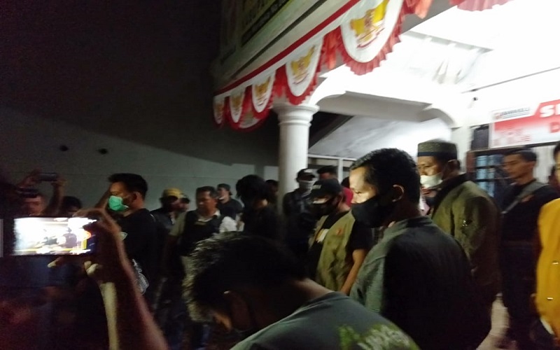 Malam Pilkada, Bawaslu PALI Amankan Mobil Pelat Merah Berisikan Banyak Amplop Uang 