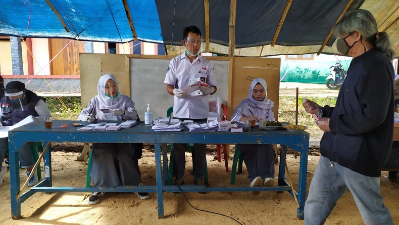 TPS Unik di Pilbup Bandung 2020, Petugas KPPS Kenakan Seragam SMA 