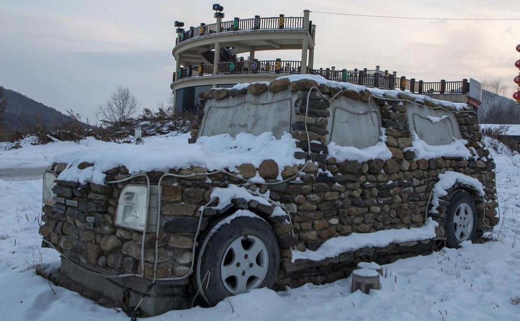 Petani di China Bikin Mobil dari Batu, Netizen: Seperti Film Flintstones