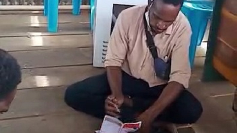 Video Viral Anggota KPPS di Asmat Coblos Sendiri Surat Suara Pilkada