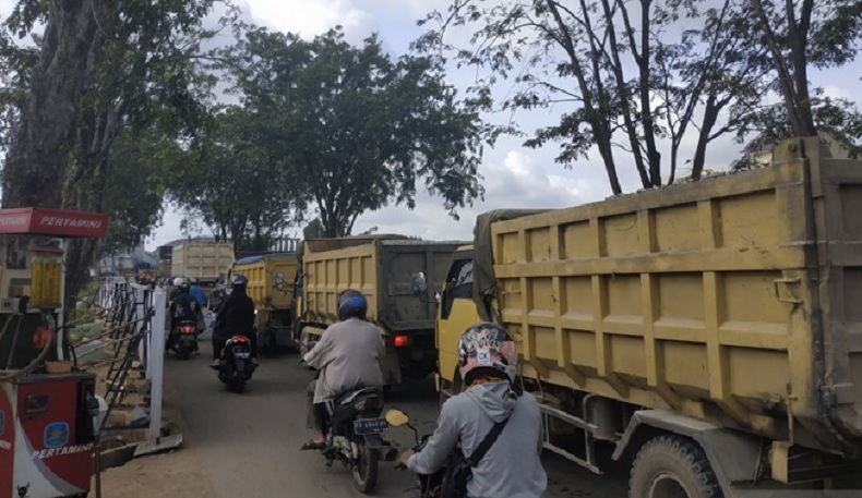 Perbaikan Jembatan Paralel Landak Bikin Macet, Pengendara Keluhkan Antrean Panjang