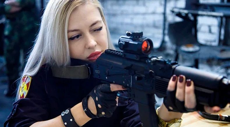 Perempuan Cantik Anggota Pasukan Garda Nasional Rusia Ini Dipecat, kok Bisa?