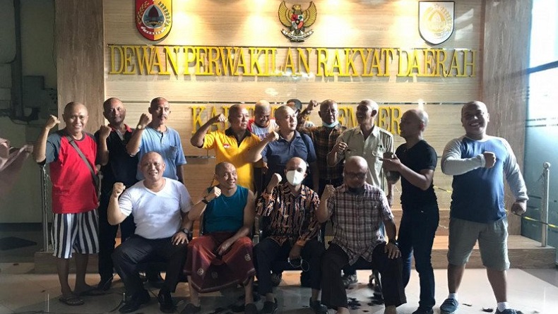 Anggota DPRD Jember Cukur Gundul setelah Calon Petahana Kalah di Quick Count