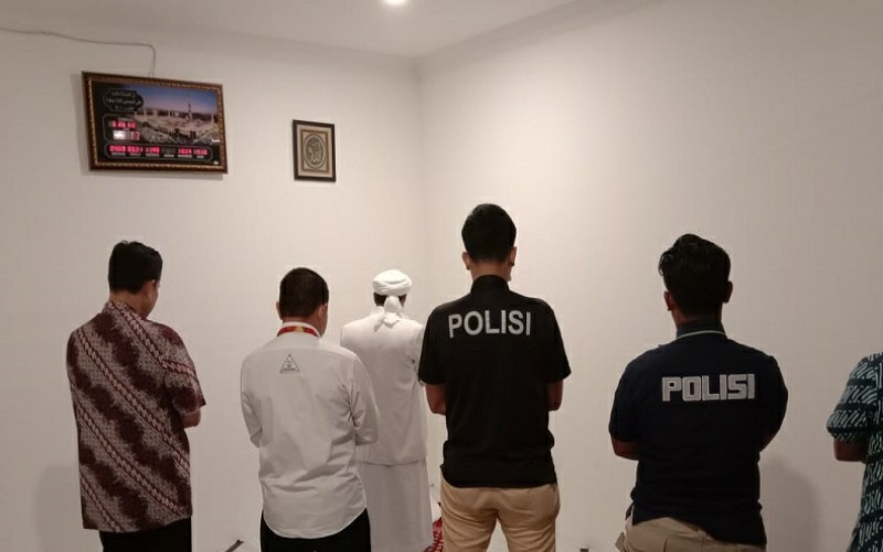 Di Sela Pemeriksaan, Habib Rizieq  Sholat Bareng Penyidik Polda Metro Jaya