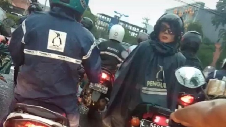 Viral Pemotor di Surabaya Pakai Helm Bentuk Wajah Manusia, Bikin Kaget Pengendara