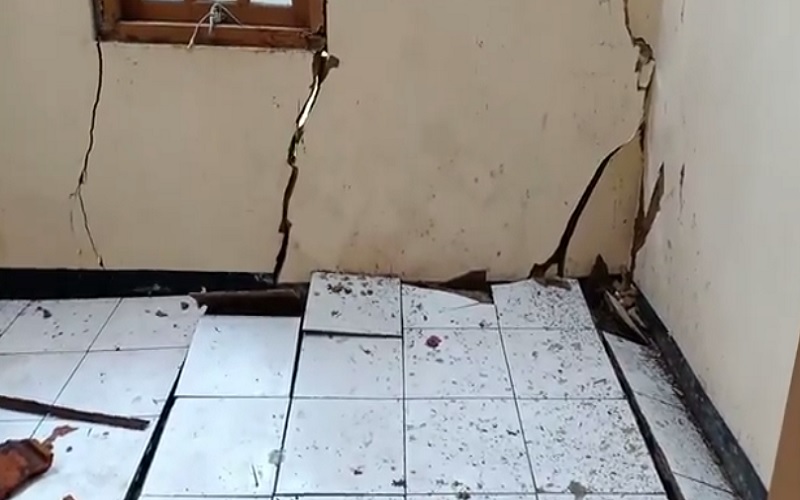Belasan Rumah Warga di Sukabumi Rusak akibat Pergerakan Tanah