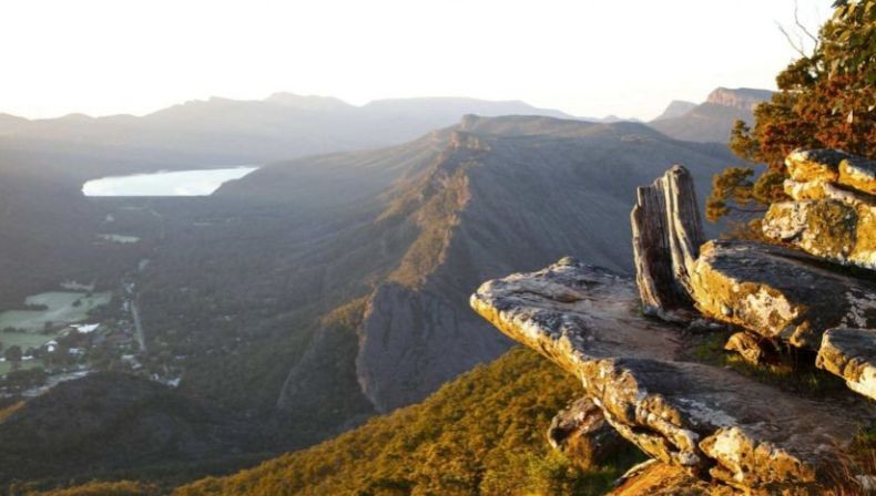 Tragis, Turis Perempuan Tewas Jatuh ke Jurang 90 Meter saat Berfoto Disaksikan Keluarga