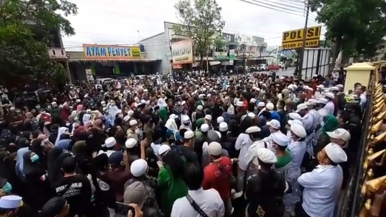Pendukung Habib Rizieq Geruduk Polres, Ridwan Kamil: Stop, Lebih Baik Dialog