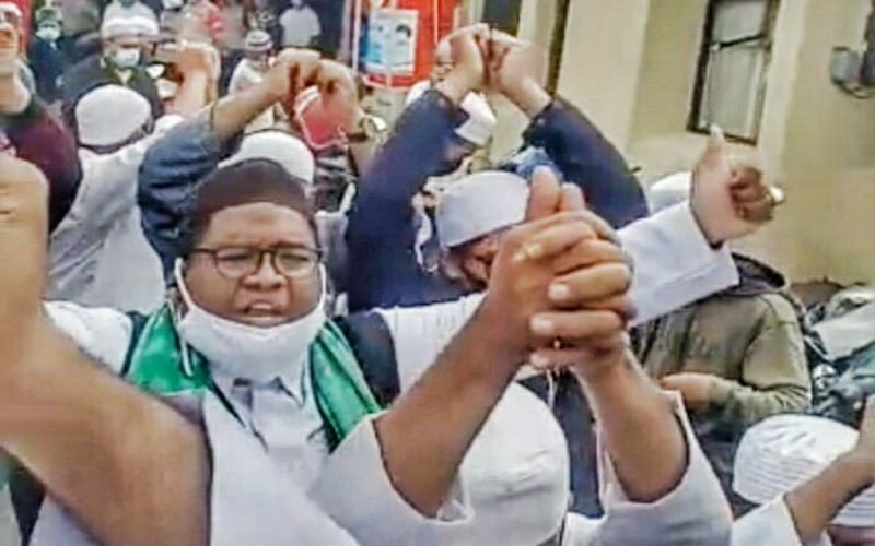 Protes HRS Ditahan, FPI Sumsel Angkat Tangan di Depan Polsek
