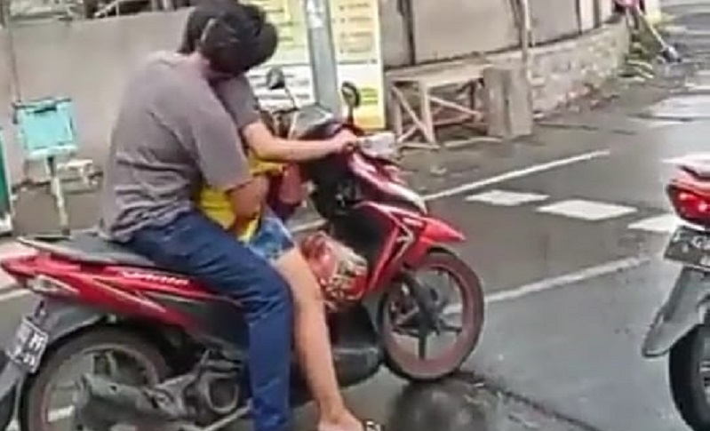 Laki-laki dan Perempuan di Surabaya Ini Mesum di Atas Motor, Videonya Viral 