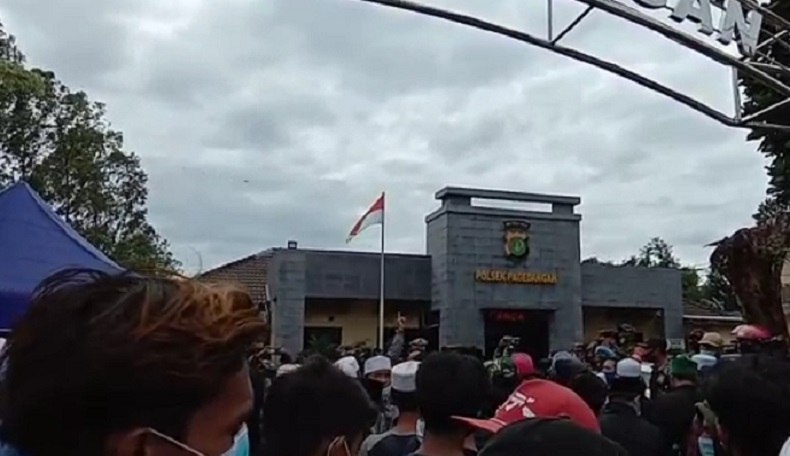 Minta Habib Rizieq Dibebaskan, Massa Geruduk Kantor-Kantor Polsek di Tangerang