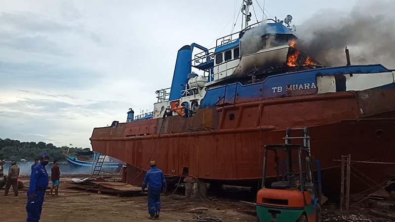 Kapal Tug Boat Terbakar saat Diperbaiki di Galangan Tegal