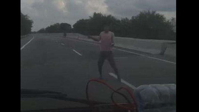 Video Viral Pemalakan Sopir Truk di Pintu Tol Belawan Medan, Pelaku Pakai Senter