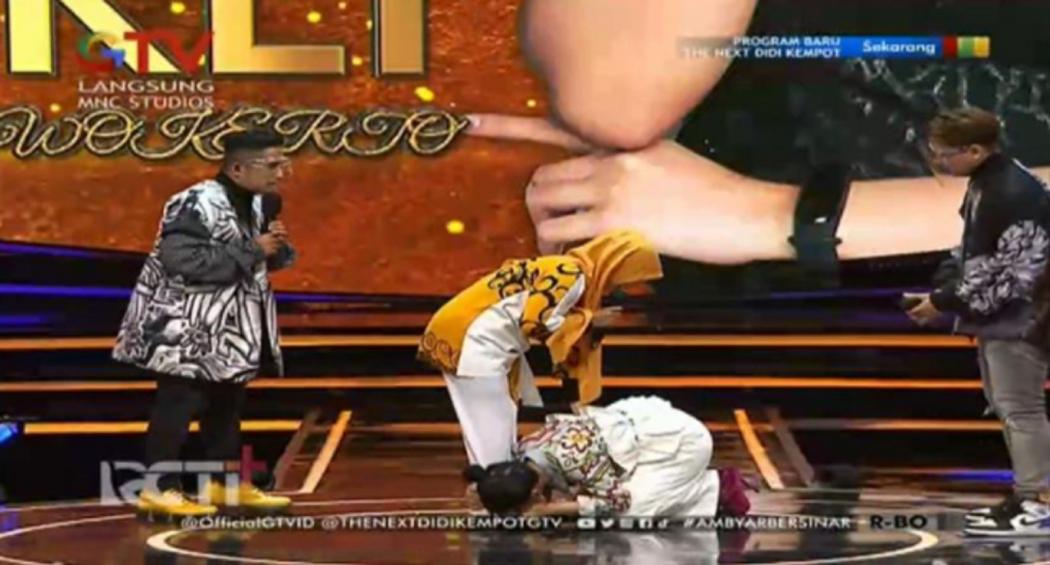 Penuh Haru, Arli dari Purwokerto Cium Kaki Ibunda di Panggung The Next Didi Kempot