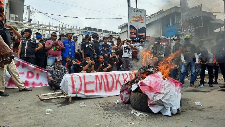 Unjuk Rasa di KPU Tasikmalaya Ricuh, Polisi dan Demonstran Terluka