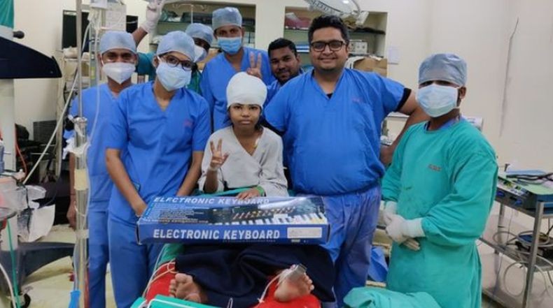 Bocah Perempuan Ini Jalani Operasi Otak 6 Jam Sambil Main Game dan Musik