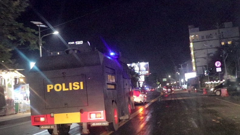 Polda Sulut Kerahkan 4 Mobil AWC Semprotkan Disinfektan Cegah Penyebaran Covid-19
