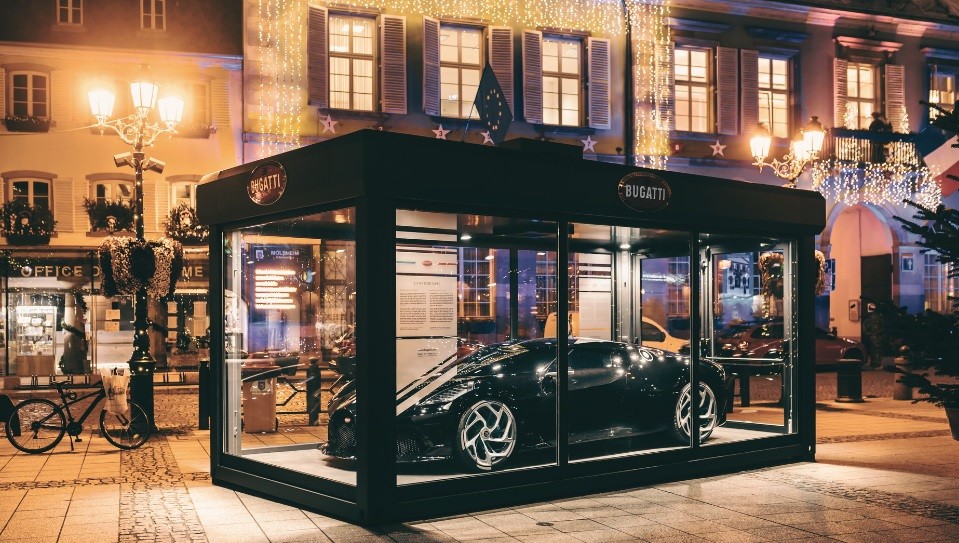 Dekorasi Natal Termahal di Dunia Pajang Kado Bugatti Seharga Rp189 Miliar