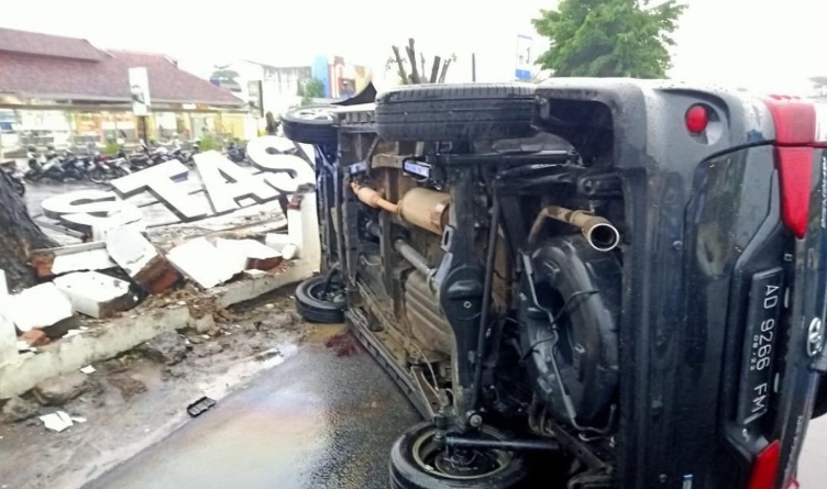  Senggol Pemotor, Avanza Tabrak Pagar Stasiun Tegal Hingga Terguling 