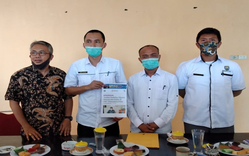 Sekretarisnya Diberitakan Terlibat Narkoba, Camat Ini Menangis 