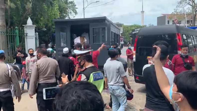 Polisi Fasilitasi Massa Aksi 1812 Rapid Test, Hasil Reaktif Dibawa ke Wisma Atlet