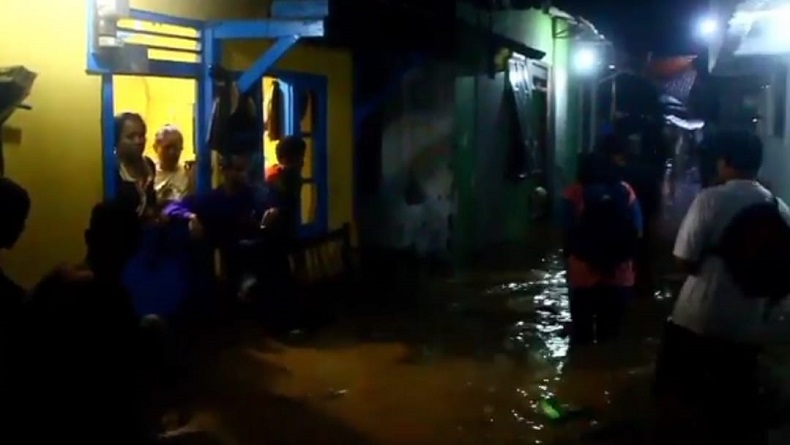 Tiga Jam Diguyur Hujan Deras, Ratusan Rumah di Cirebon Terendam Banjir 1 Meter