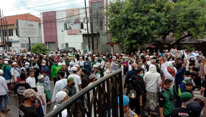Massa HRS Aksi di Mapolres Purwakarta, Jalan Nasional Sempat Lumpuh