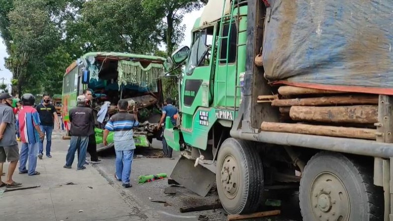 Kecelakaan Bus Rombongan Pesta Tabrak Truk di Simalungun, Evakuasi Korban Dramatis