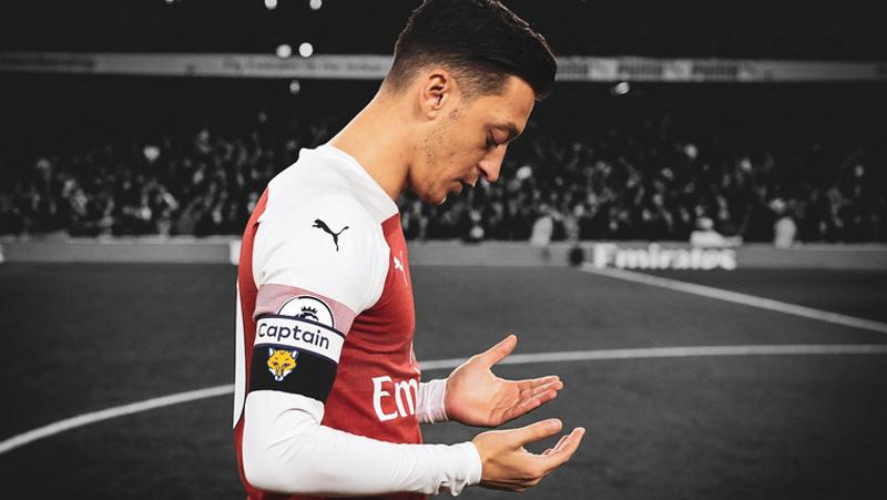 Mesut Ozil Panjatkan Doa, Sinyal Mau Tinggalkan Arsenal?