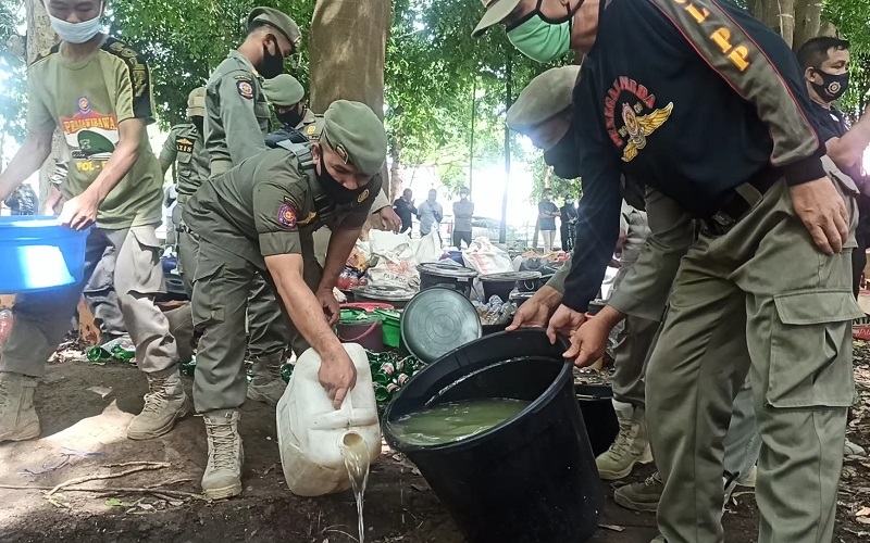 Jelang Tahun Baru, Satpol PP Lombok Timur Musnahkan Ribuan Liter Miras