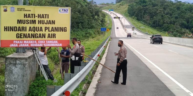 Tekan Kecelakaan saat Nataru, Polisi Pasang Imbauan di Tol Semarang-Solo