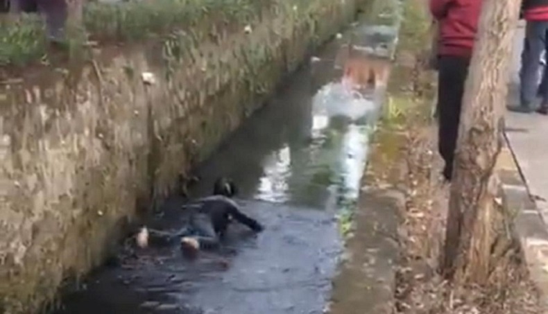 Viral Perampok Masuk Got Dilempari Batu, Netizen: Coba yang Nilep Bansos Covid Diginiin