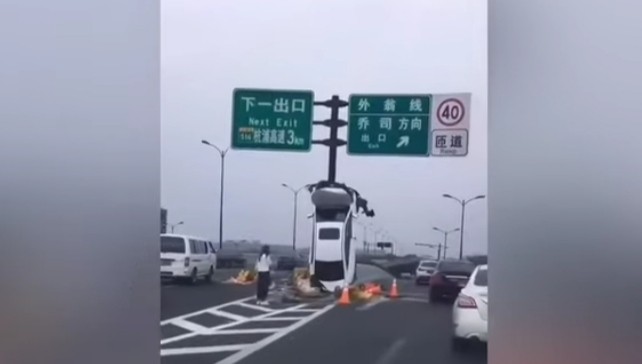 Kecelakaan Aneh, Mobil Dikendarai Perempuan Ini Berdiri di Tiang