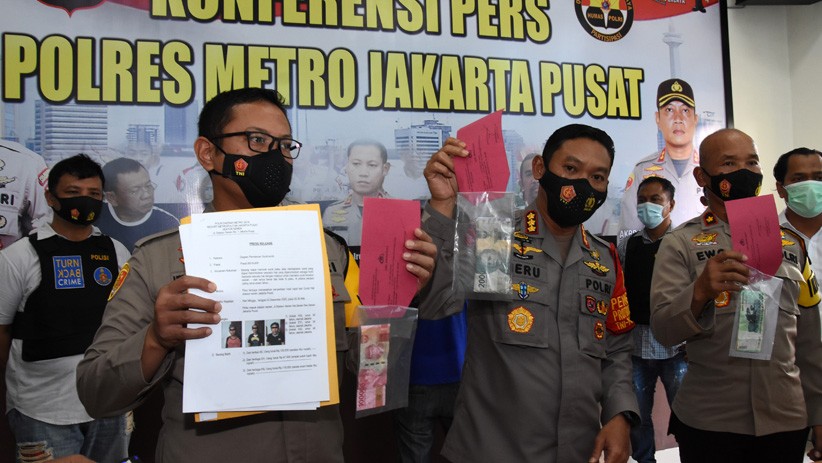 Polisi Tangkap 3 Calo Rapid Test di Stasiun Pasar Senen