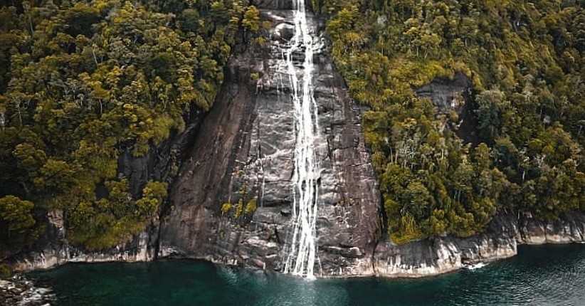 Ide Liburan di Pulau Mursala Tak Berpenghuni, Ada Air Terjun Menyatu dengan Laut