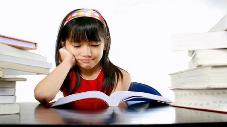 Cara Mengajari Anak Membaca Tanpa Mengeja, Bunda Wajib Tahu!