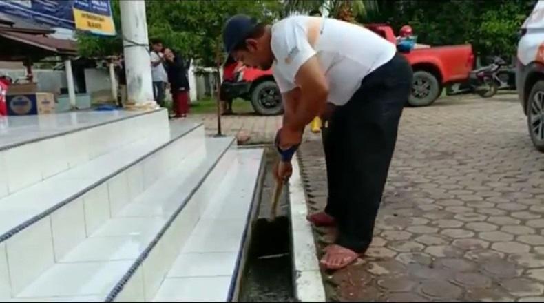 Puluhan Pemuda di Pidie Jaya Gelar Bakti Sosial di Aceh Utara, Salurkan Sembako dan Bersihkan Masjid 