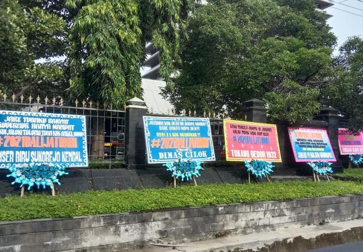 Dikirimi Karangan Bunga Suporter PSIS, Ganjar : Jika Protes, Langsung Temui Saya