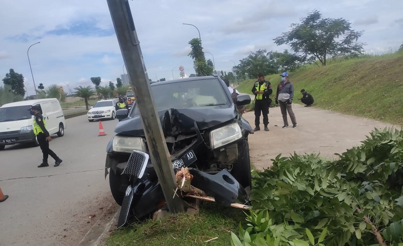 Diduga Ngantuk, Pengemudi Mobil Tabrak Tiang Listrik di Pondok Aren Tangsel