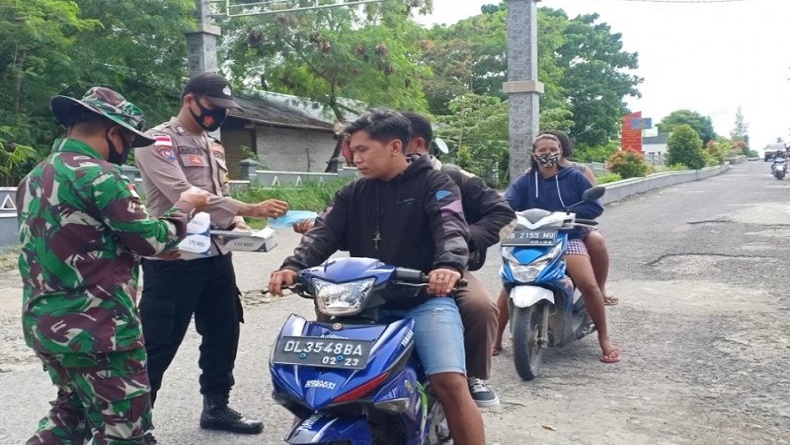 TNI-Polri di Kepulauan Talaud Bagikan Masker Cegah Covid-19