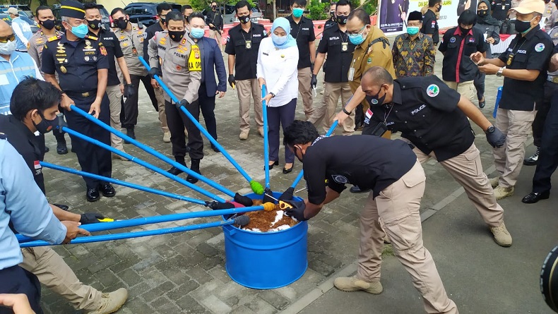 Belasan Kilo Sabu dan Puluhan Ribu Botol Miras Dimusnahkan di Polda Jabar 