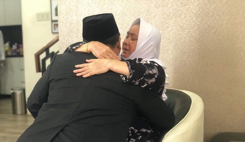 Tangis Haru Ibunda Peluk Gus Yaqut Dilantik sebagai Menteri Agama