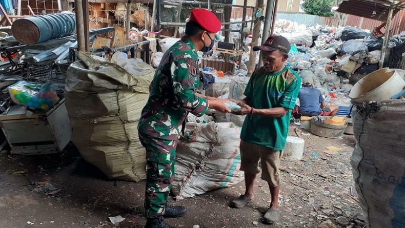 Prajurit Satgultor 81 Kopassus Temui Pemulung, Netizen Haru Campur Bangga: I Love Komando
