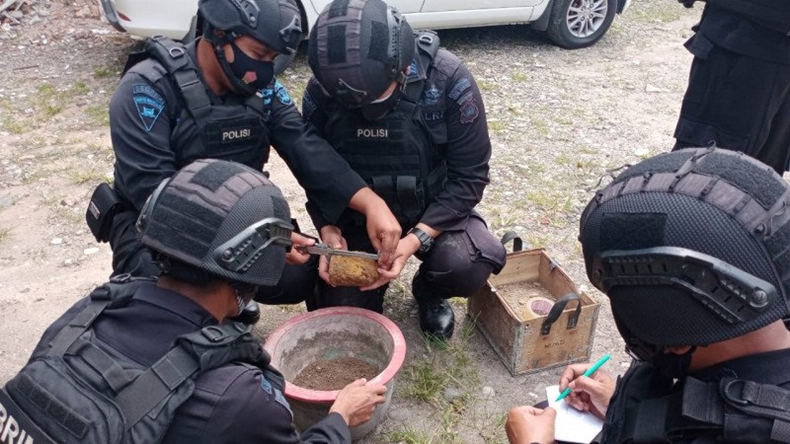 Gegana Polda Sumbar Ledakkan Ranjau Aktif Sisa Perang